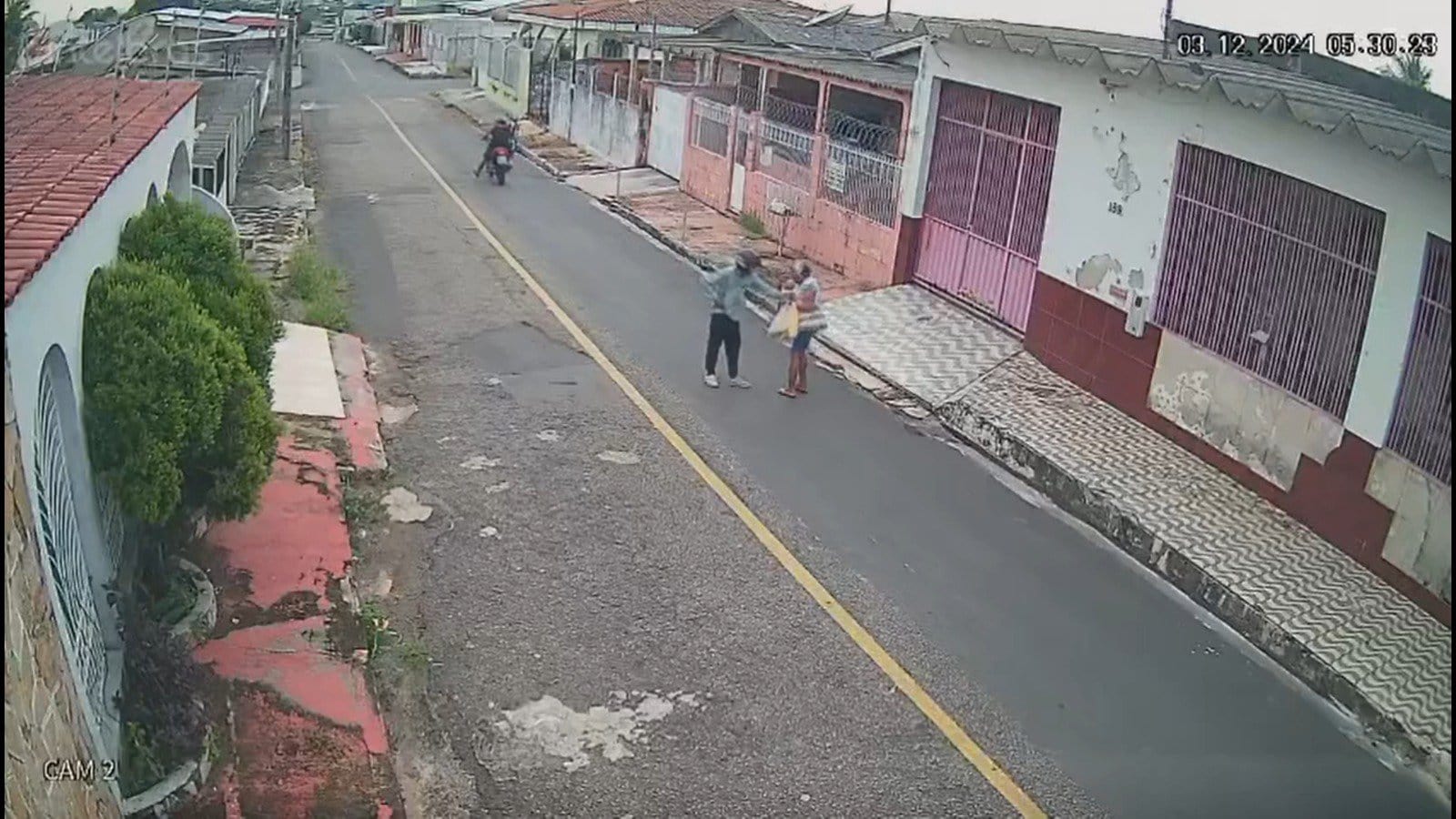 Vídeo: idosa é assaltada à luz do dia no Conjunto Bela Vista