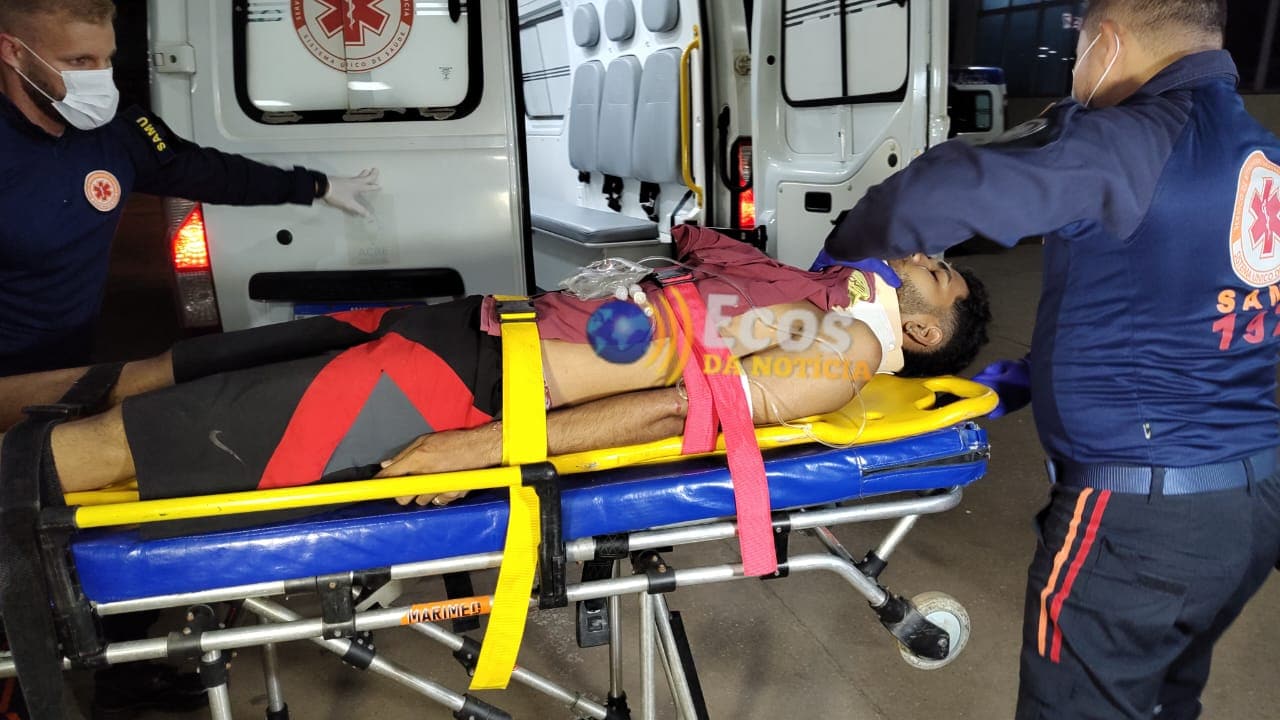 Ciclista sofre acidente ao desviar de pedestre e cai em buraco na capital