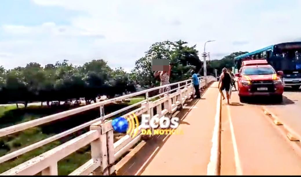 Vídeo: Jovem é resgatada após cair de ponte no centro de Rio Branco