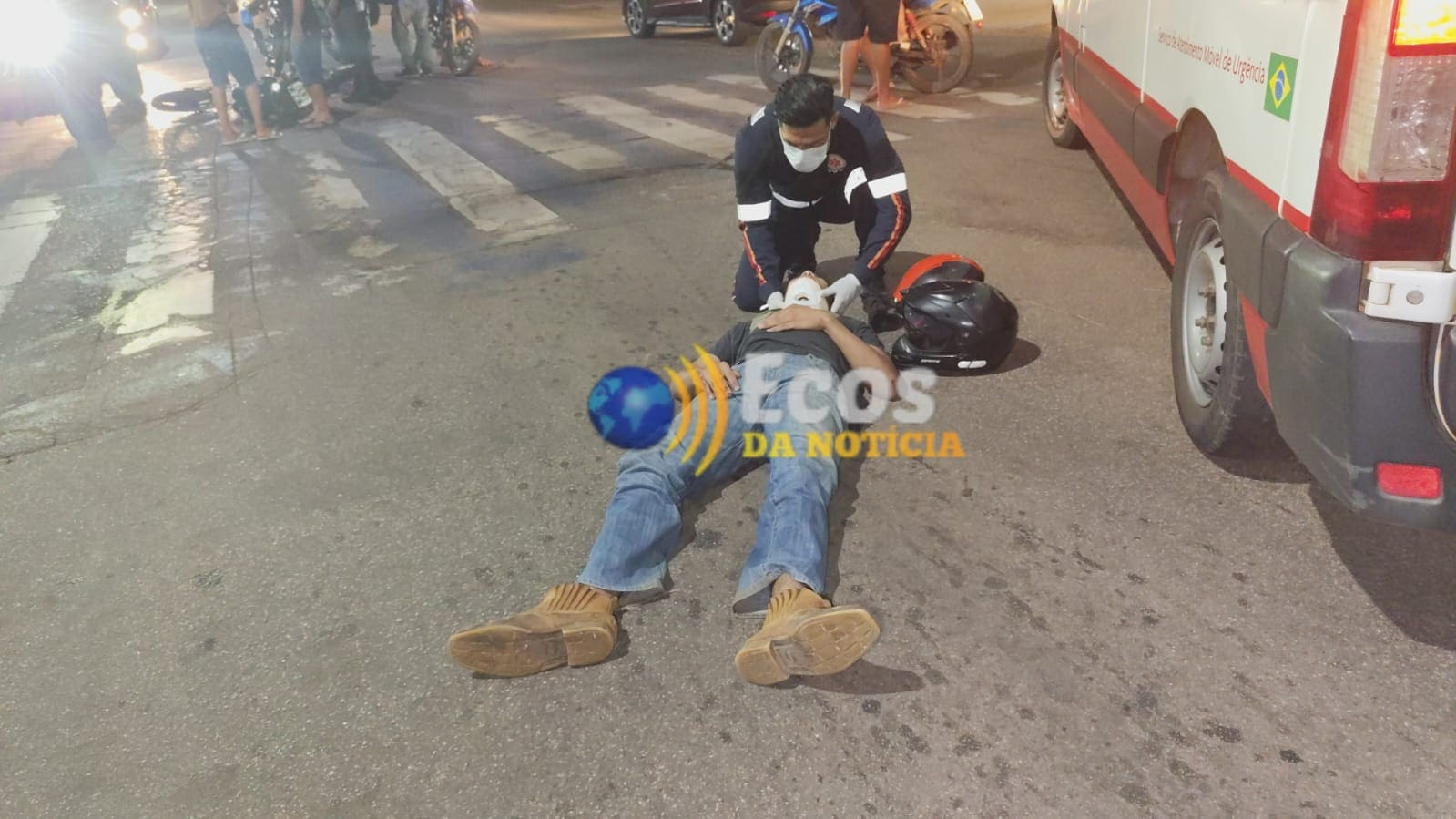 Moto arrematada em leilão parte ao meio após acidente e deixa dois feridos na capital