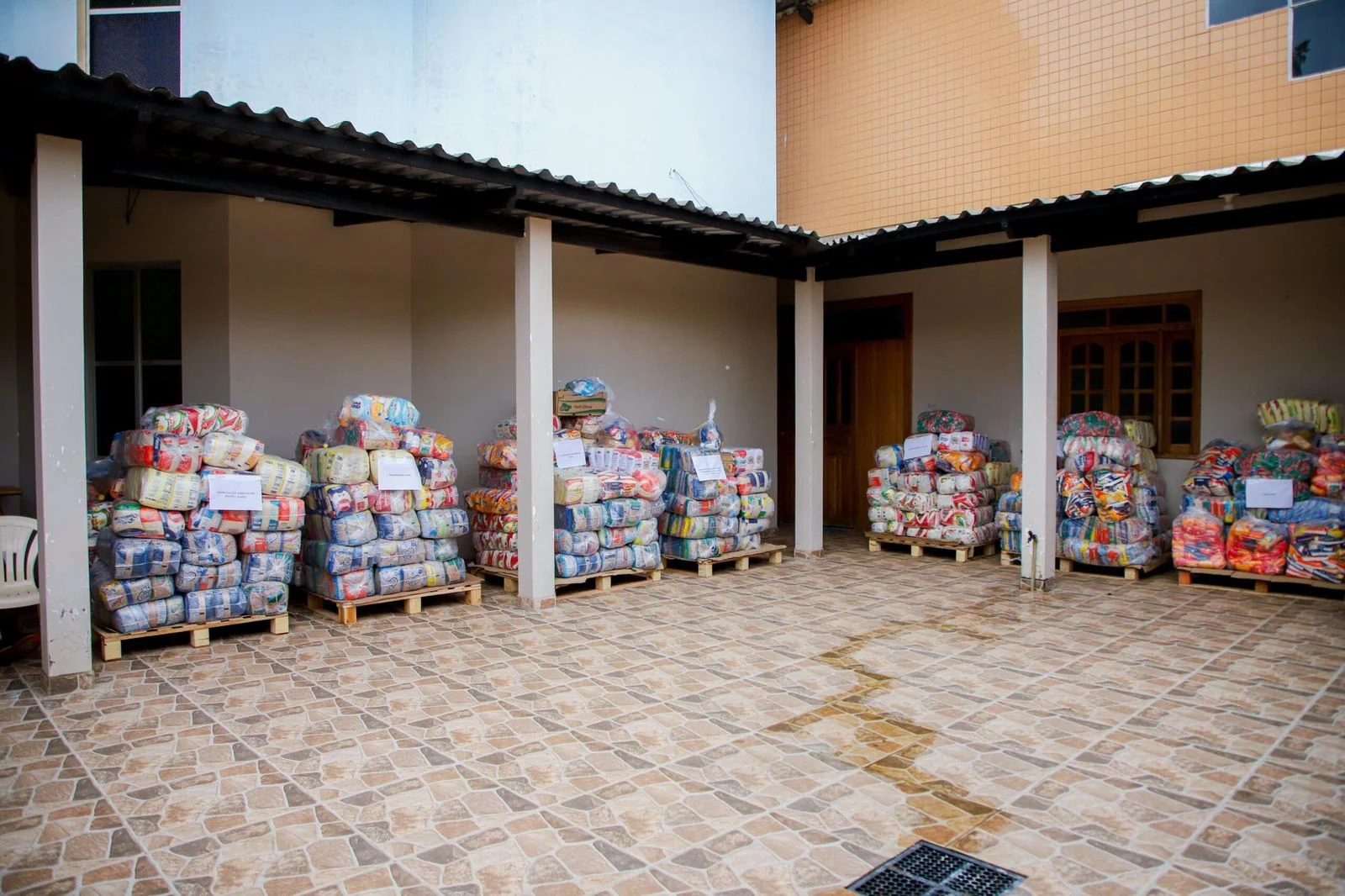 Mais de 13 mil quilos de alimentos arrecadados em jogo são entregues a casas terapêuticas