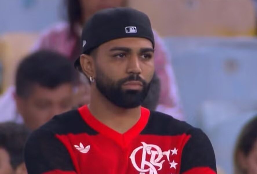 Gabigol com a camisa do Flamengo à beira do gramado do Maracanã — Foto: Reprodução
