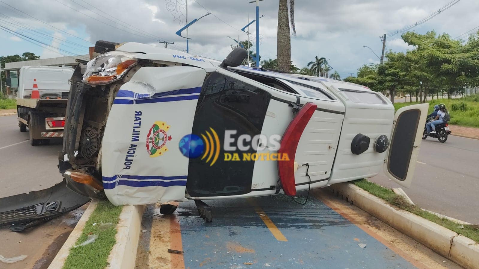 Militares sofrem acidente e tombam viatura durante acompanhamento de criminosos na Via Chico Mendes