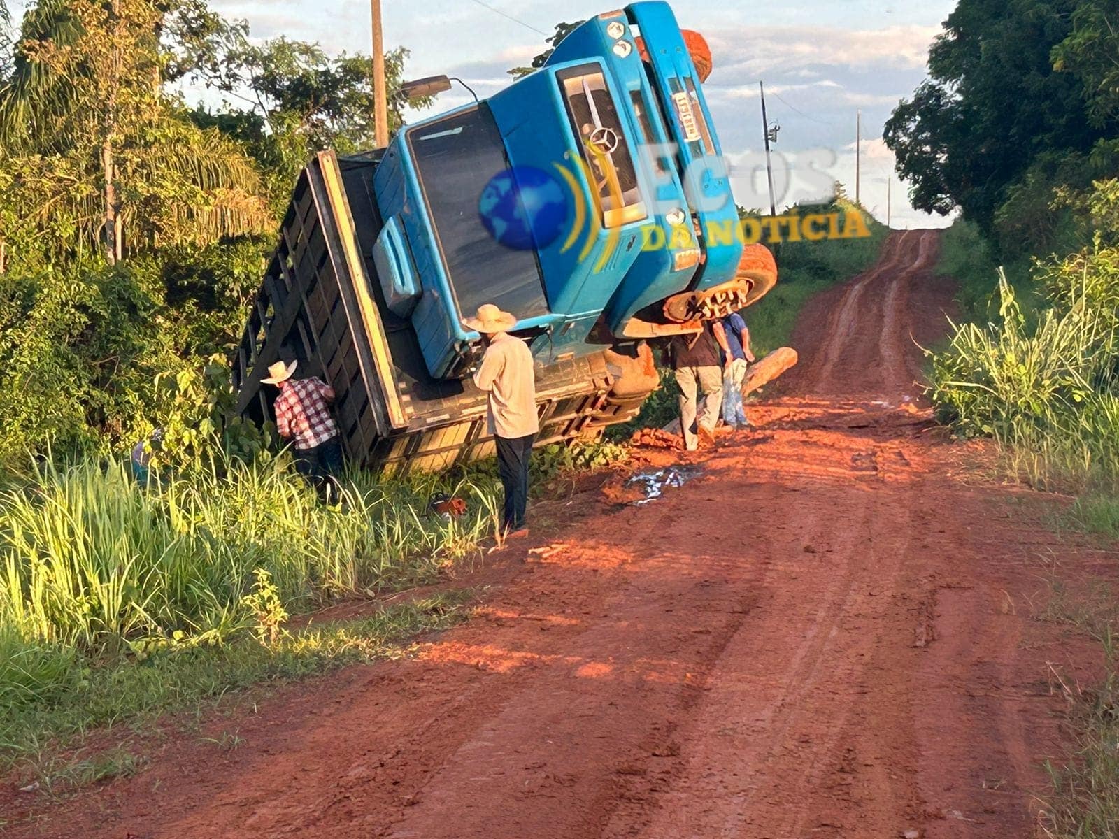 Caminhão tomba em ponte precária no Ramal da Linha 7 em Porto Acre; moradores clamam por melhorias