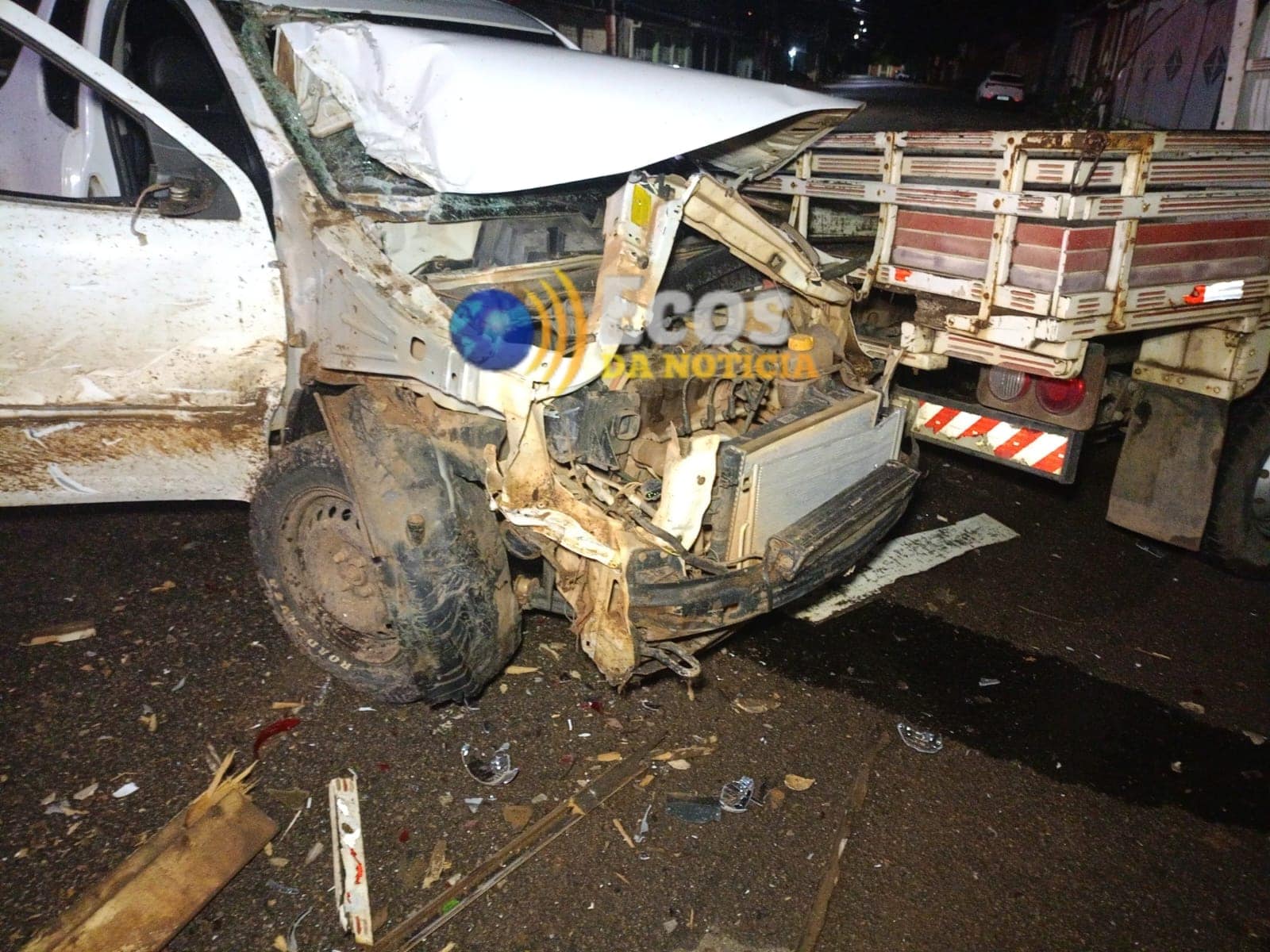Colisão entre dois veículos deixa frente de carro destruída e jovem ferido em Rio Branco