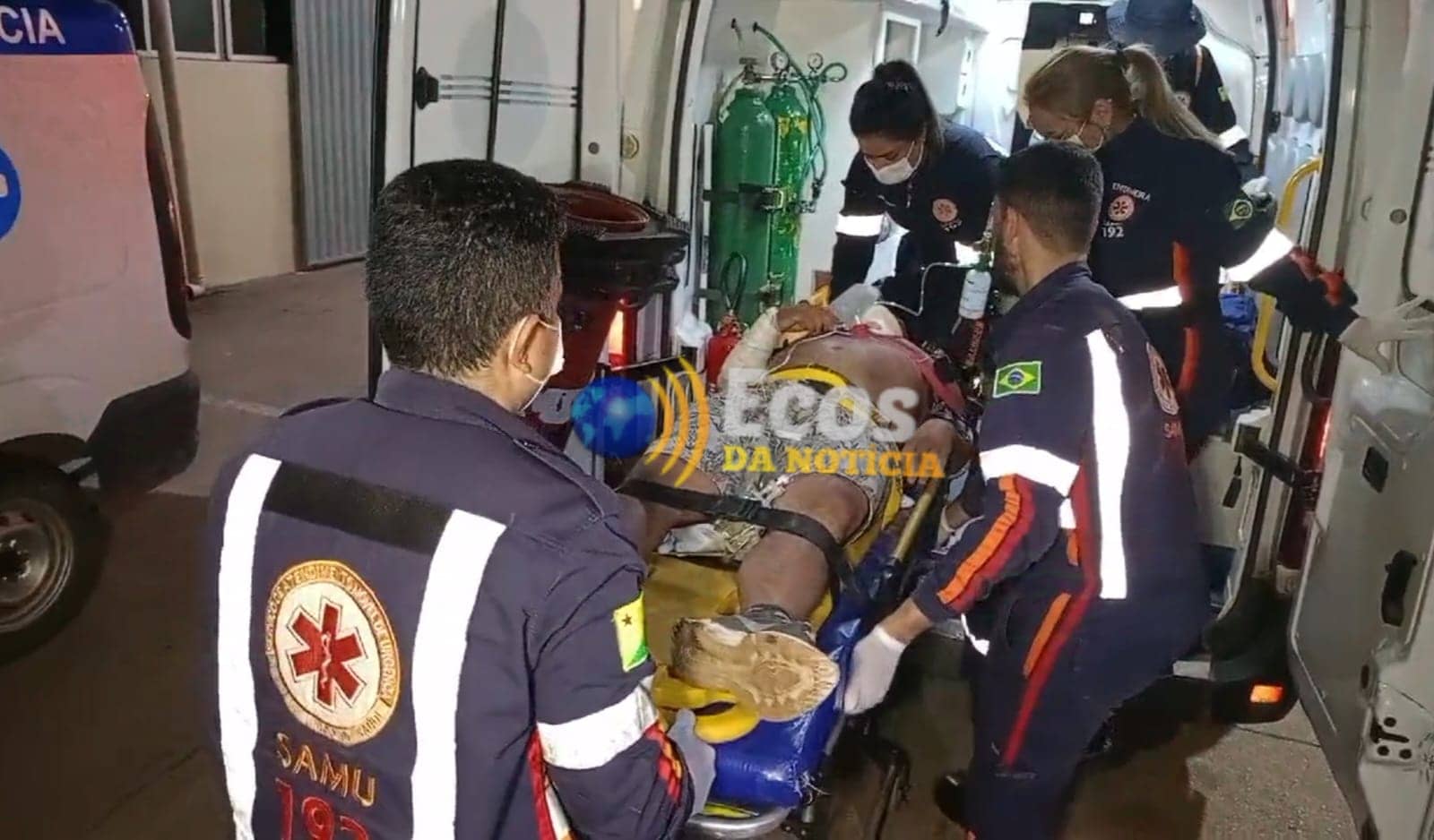 Motociclista colide na traseira de caminhão e fica desacordado