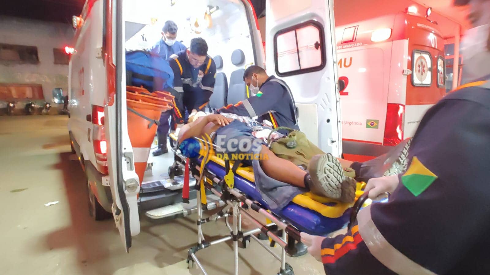 Motociclista fica ferido após colidir contra poste de energia na capital