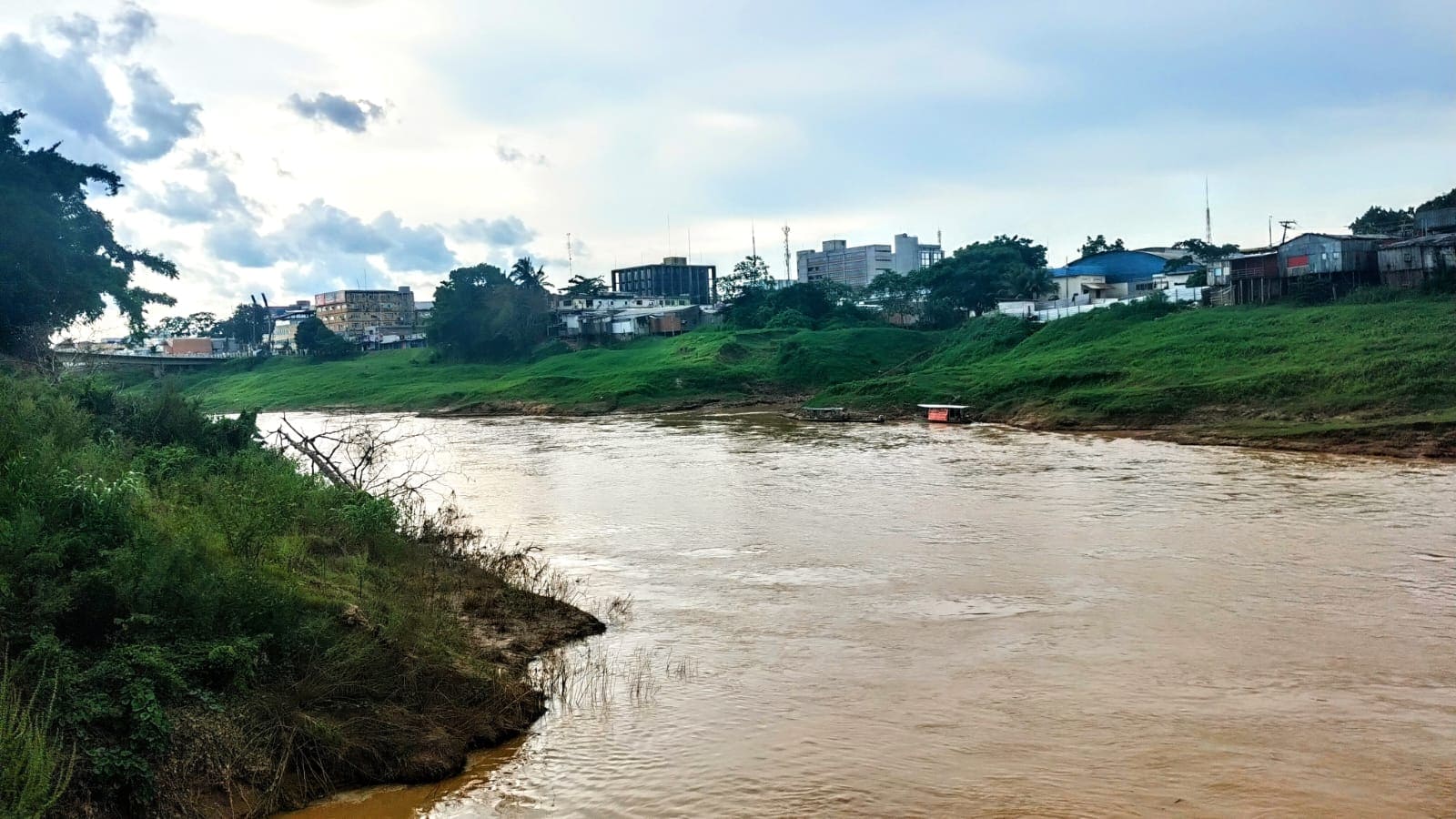 Apesar de chuva, nível do Rio Acre baixou nas últimas 24h na capital