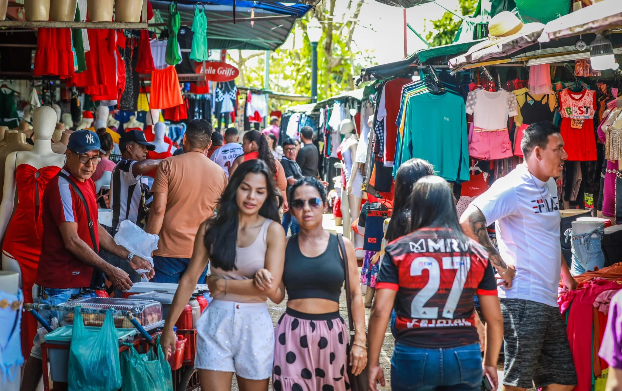 Centro de Rio Branco fica lotado a poucas horas do Natal; brinquedos são os mais procurados