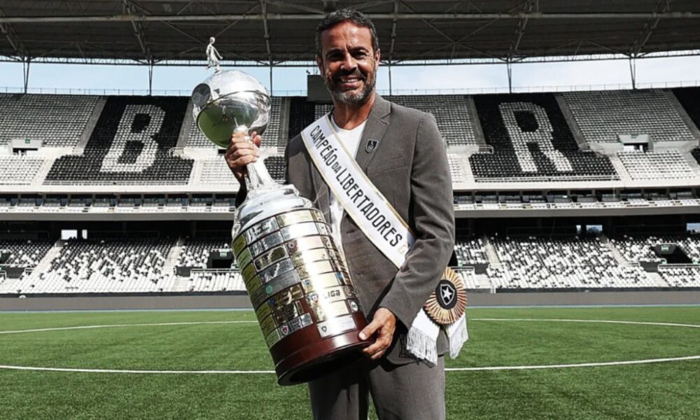 WhatsApp Image 2024-12-25 at 19.03.41 Artur Jorge com a taça da Libertadores • Divulgação/Botafogo