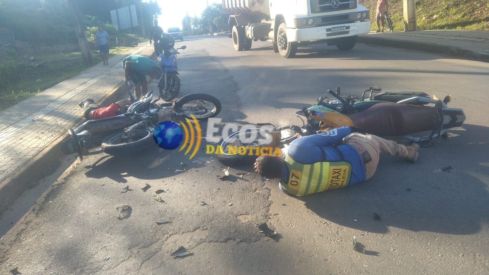 Colisão entre motocicletas deixa três feridos em Epitaciolândia; vítimas são transferidas para Rio Branco