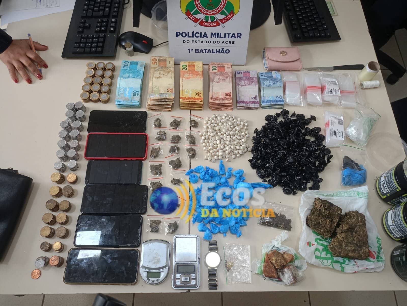 Polícia estoura “boca de fumo”, prende três traficantes e apreende dinheiro, drogas e celulares em Rio Branco