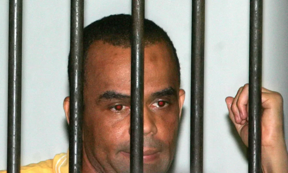 O traficante Luiz Fernando da Costa, o Fernandinho Beira-Mar, na carceragem do Tribunal de Justiça do Rio de Janeiro, em foto de 2008 (FÁBIO MOTTA/ESTADÃO CONTEÚDO/AE)