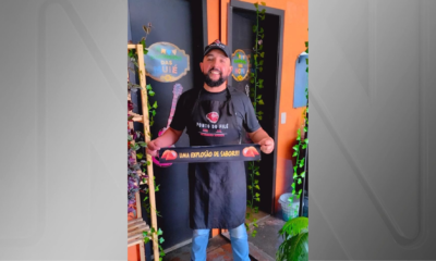 Christian de Souza Amaral mostrando seu novo slogan. • Arquivo pessoal