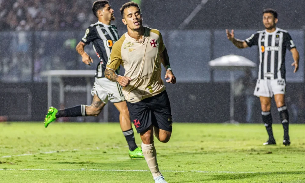 Coutinho comemora o segundo gol do Vasco sobre o Atlético-MG • ALEXANDRE MAIA/MYPHOTO PRESS/ESTADÃO CONTEÚDO