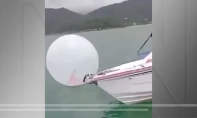 Criança fica à deriva no mar em bolha inflável • Reprodução/Redes Sociais