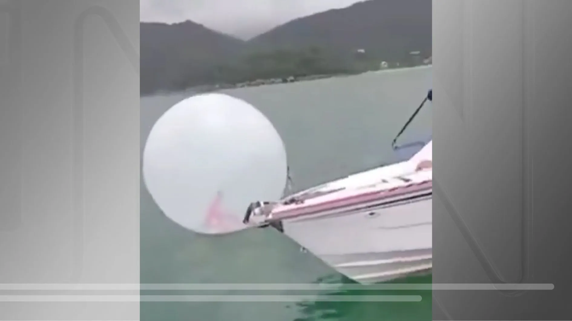 Vídeo: criança é resgatada de bolha inflável à deriva no mar no litoral de São Paulo