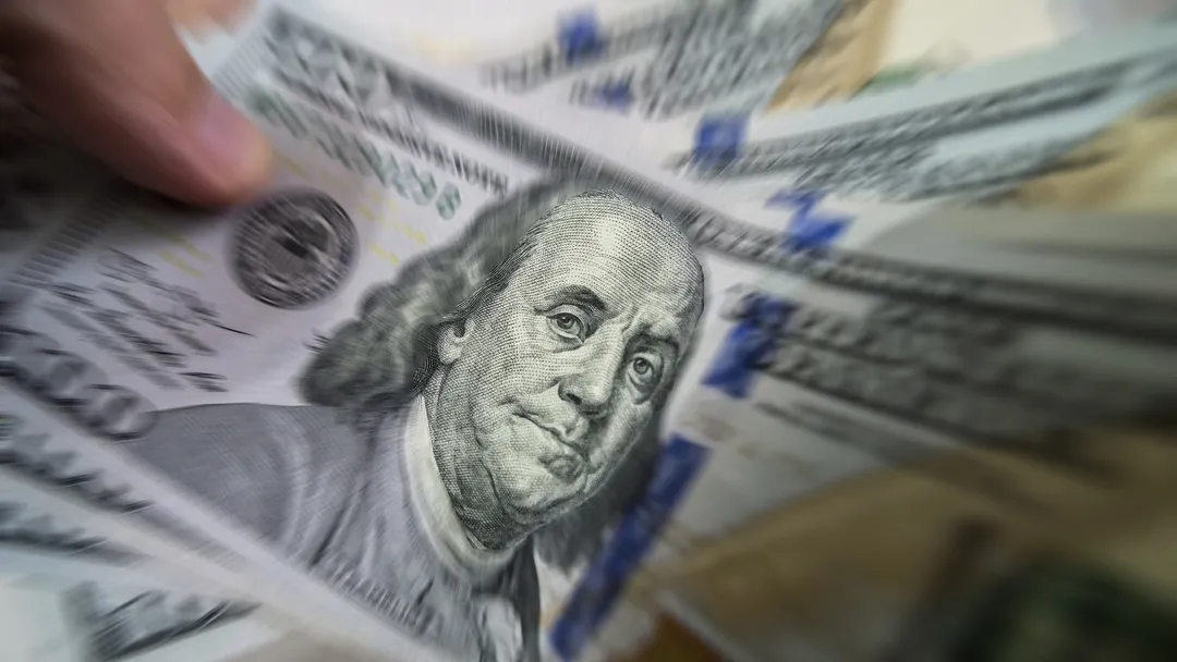 Dólar cai 2,54% e fecha em R$ 5,85 após anúncio de Trump sobre suspensão de tarifas