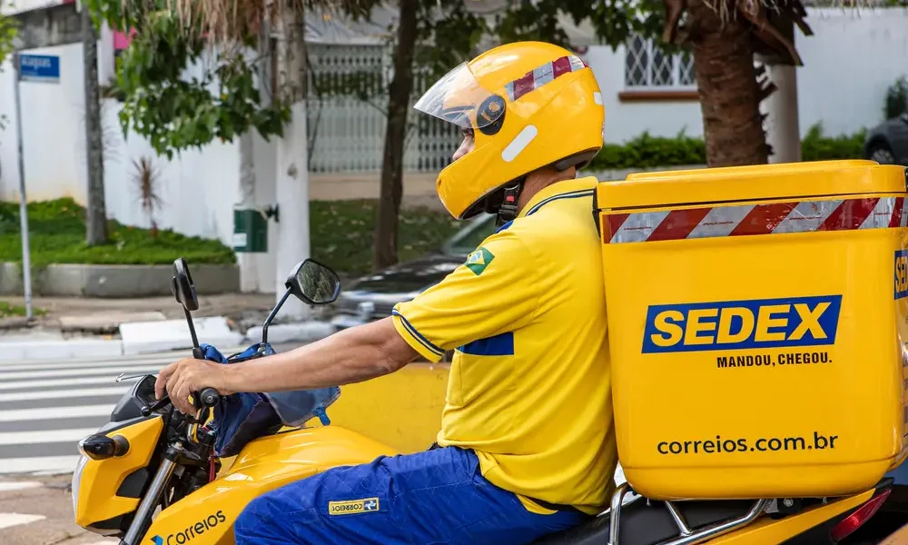 Entregador dos Correios (Crédito editorial: casa.da.photo / Shutterstock.com)