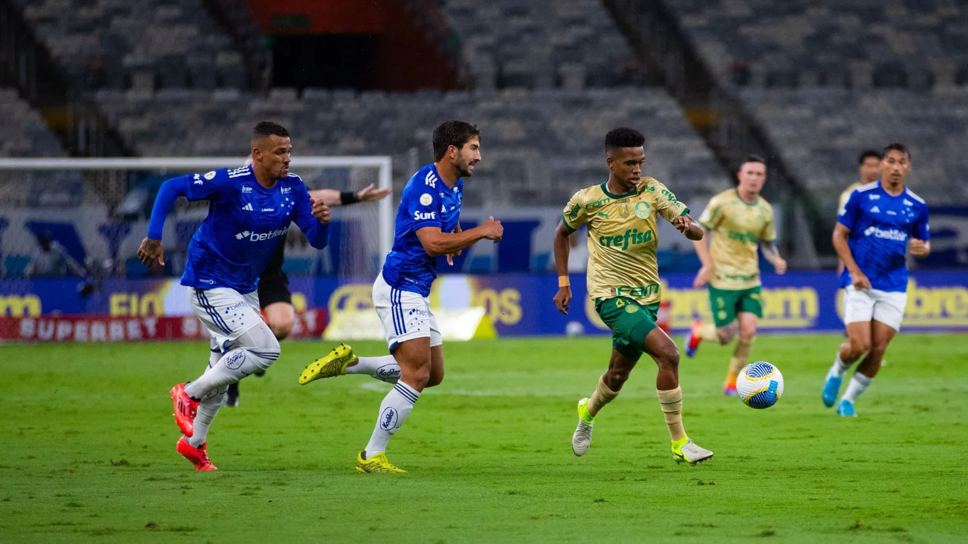 Estêvão decide, Palmeiras vira sobre Cruzeiro no Mineirão e ainda busca o tri do Brasileirão