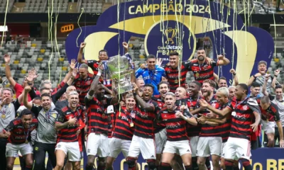 Flamengo ergue a taça de campeão da Copa do Brasil 2024 • Foto: GILSON LOBO/AGIF - AGÊNCIA DE FOTOGRAFIA/AGIF - AGÊNCIA DE FOTOGRAFIA/ESTADÃO CONTEÚDO