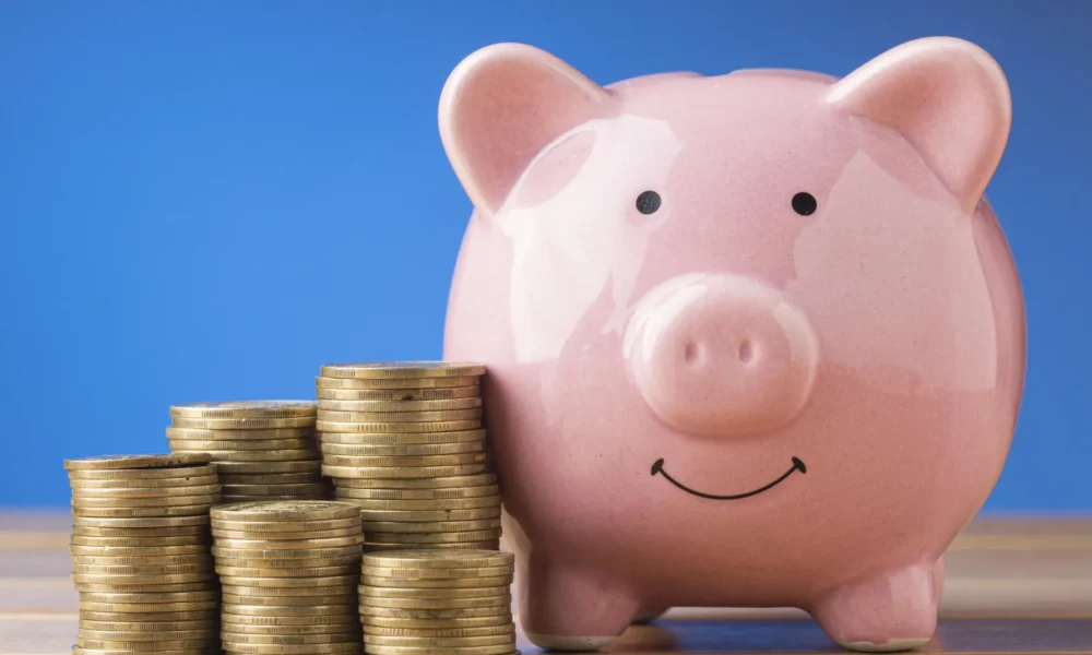 front-view-finance-elements-with-pink-piggy-bank Melhor opção ainda estaria nos CDBs, considerando uma remuneração média que chega a 105% do CDI • Image by Freepik