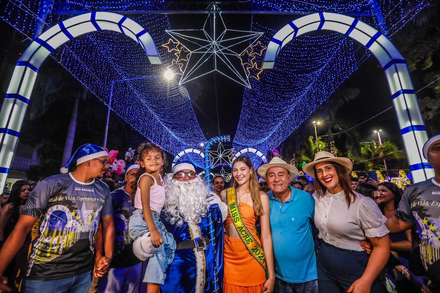 Com Papai Noel Azul, Rio Branco inaugura iluminação de Natal