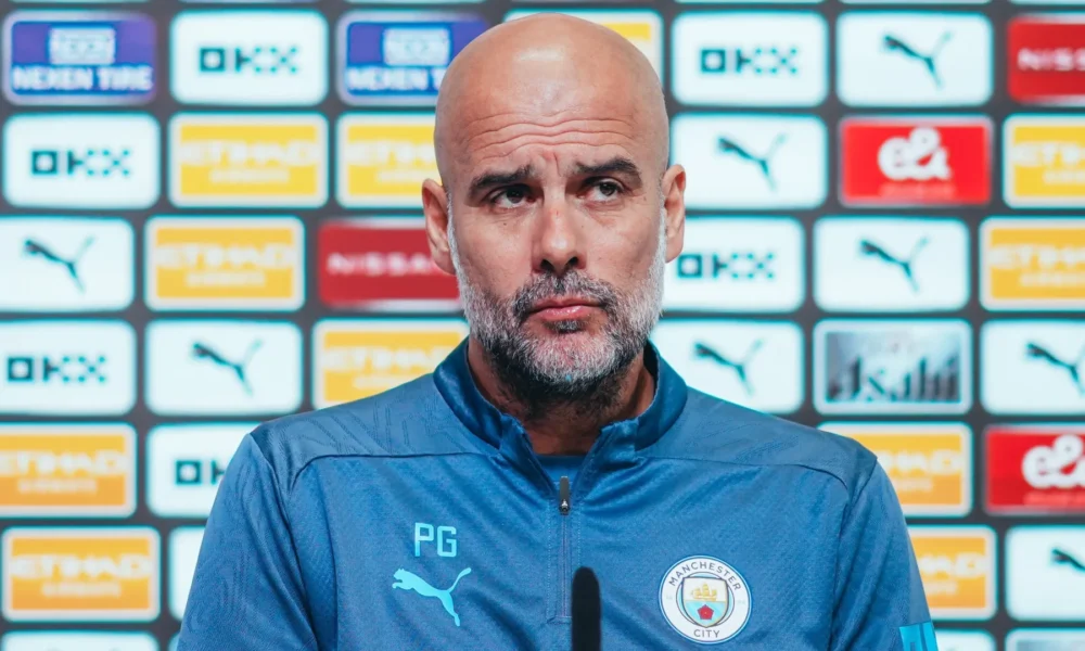 guardiola_city-e1733504931454 Guardiola em coletiva do Manchester City • Foto: Divulgação/ @ManCity