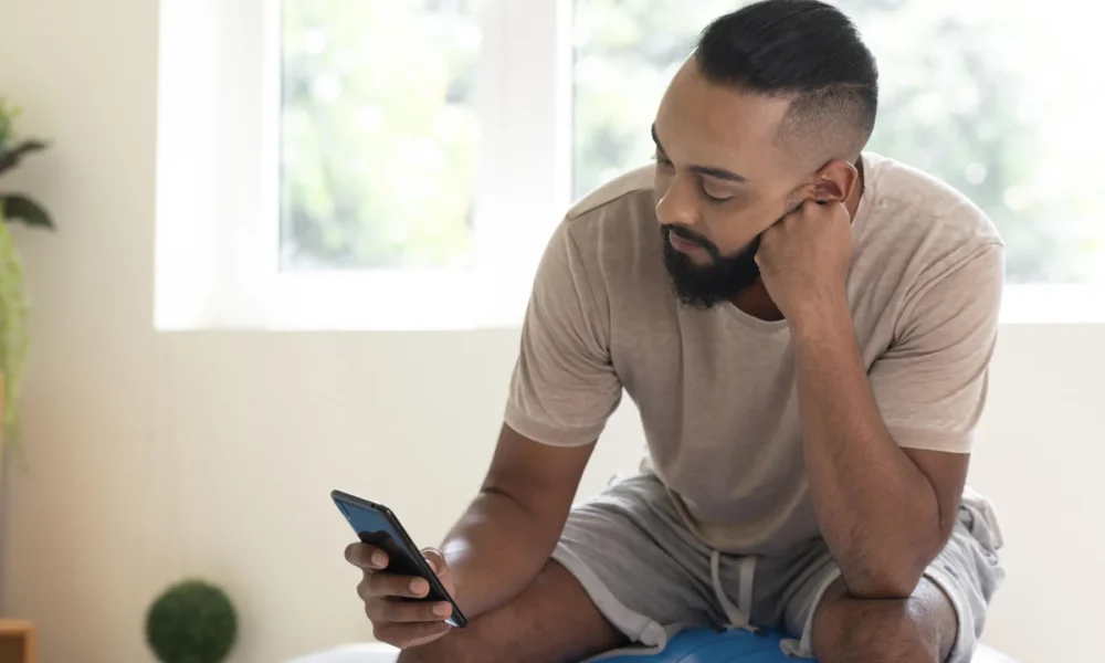 homem-redes-sociais-tedio-videos Ficar vendo vídeos para afastar o tédio acaba aumentando a sensação, descobriram pesquisadores • Freepik