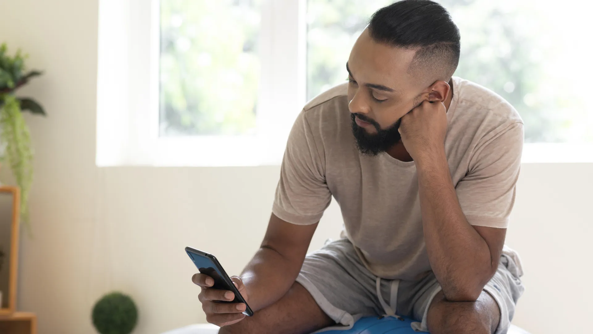 Ver e pular vídeos para não ficar entediado pode gerar mais tédio, diz estudo