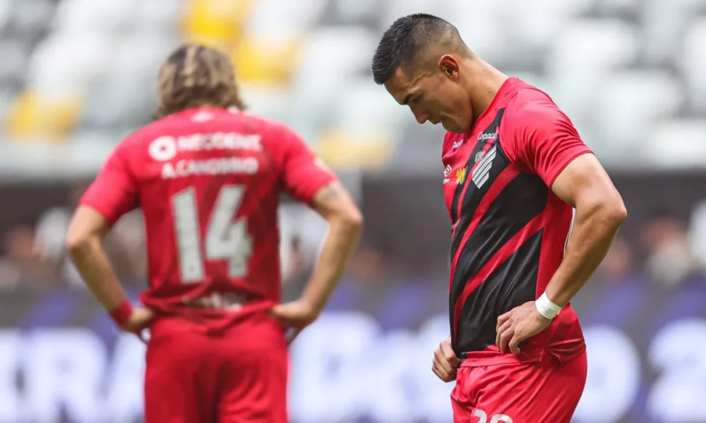Jogadores do Athletico-PR lamentam queda para Série B • GILSON LOBO/AGIF - AGÊNCIA DE FOTOGRAFIA/AGIF - AGÊNCIA DE FOTOGRAFIA/ESTADÃO CONTEÚDO