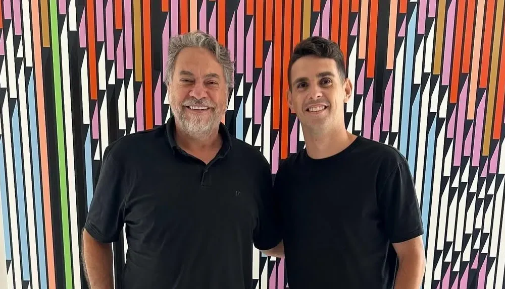 O presidente do São Paulo, Julio Casares, com o meia Oscar, reforço do clube • Instagram/Julio Casares