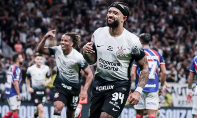 memphis-depay-golaco-corinthians-bahia-e1733273867940 Memphis Depay comemora o segundo gol que marcou para o Corinthians contra o Bahia • CAIO DE SOUSA/PERA PHOTO PRESS/ESTADÃO CONTEÚDO