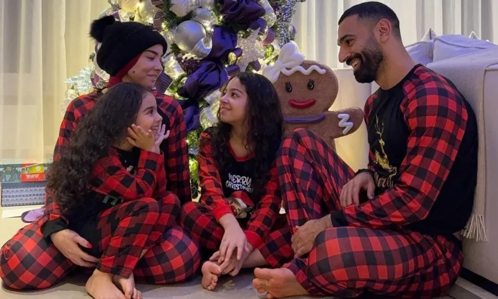 mohamed-salah-post-natal-e1735225225824 Mohamed Salah e família no Natal deste ano • Reprodução/Instagram Mohamed Salah
