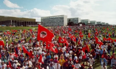 mst_8bbdd6 Imagem de manifestação durante o 3º Congresso Nacional do MST, sob o lema "Reforma Agrária, Uma Luta de Todos", em 1995 (Foto: Coletivo de Acervo e Memória MST)