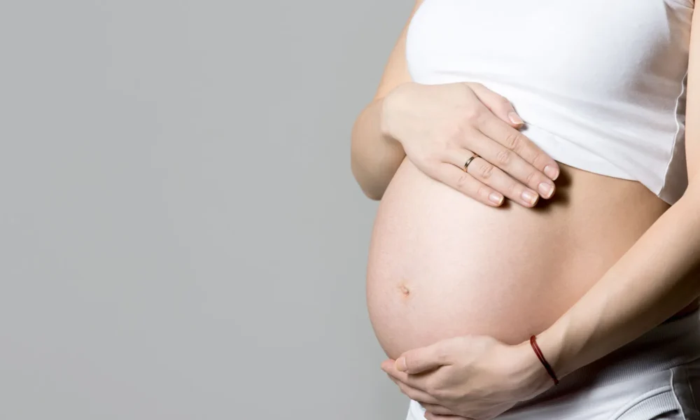 Mulher de 48 anos tornou-se a com mais idade em relato científico a engravidar com fertilização in vitro usando os próprios óvulos • yanalya/Freepik