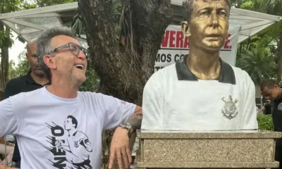 neto-corinthians-busto-parque-sao-jorge-e1734202468961 Neto ganhou um busto no Parque São Jorge • Reprodução/Instagram/@10neto