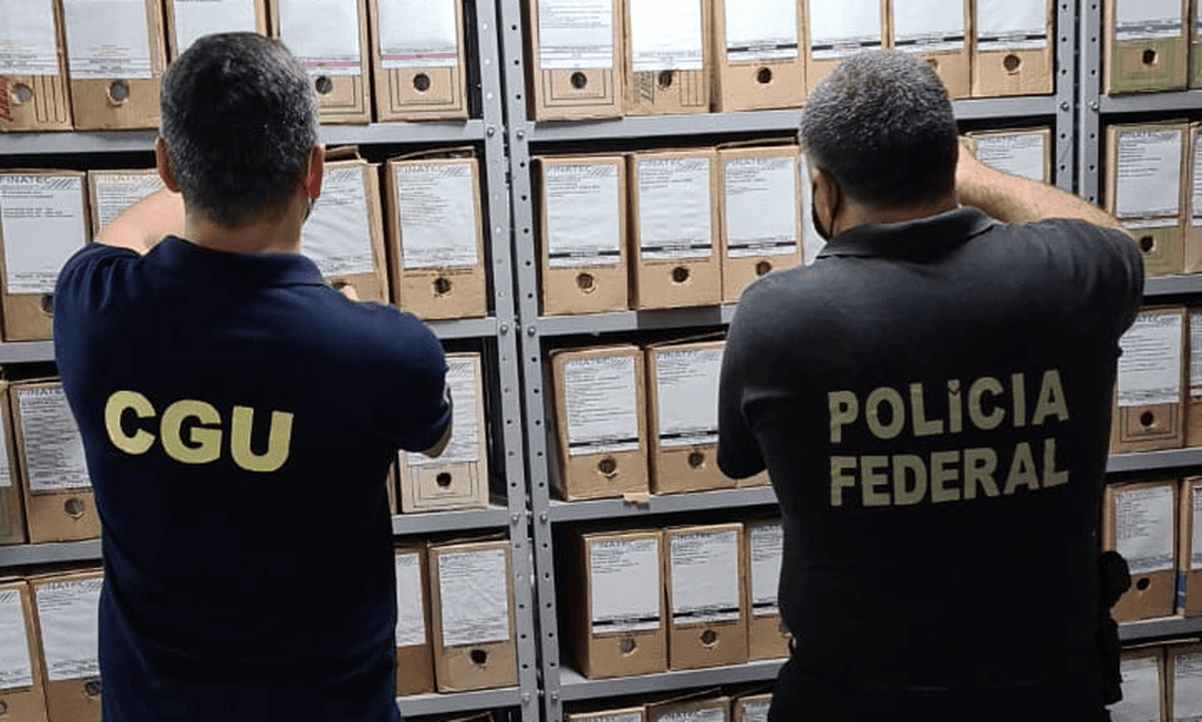 Polícia Federal cumpre mandados de busca e apreensão e bloqueia bens de servidores da Sehurb