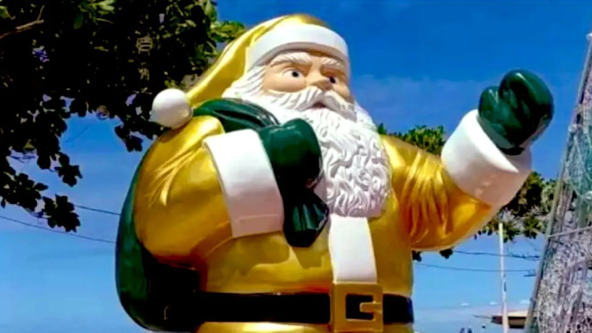 Balneário Camboriú troca cor do Papai Noel: roupa amarela e saco verde