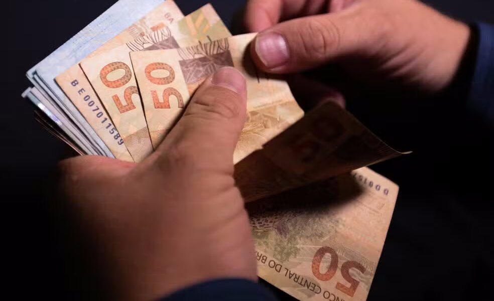 realdinheiro-moeda-1310202270 Reajuste do salário mínimo deve ficar mais baixo do que o previsto antes por causa do corte de gastos — Foto: Marcello Casal Jr./Agência Brasil