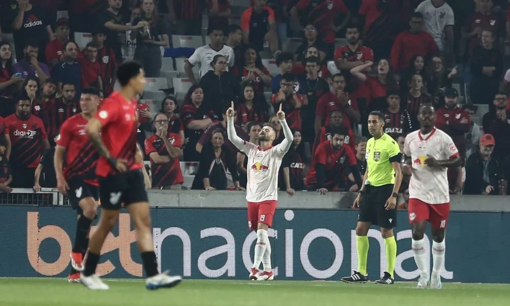 Eduardo Sasha marcou dois e brilhou na vitória do Red Bull Bragantino contra o Athletico-PR • Foto: GERALDO BUBNIAK/AGB/ESTADÃO CONTEÚDO