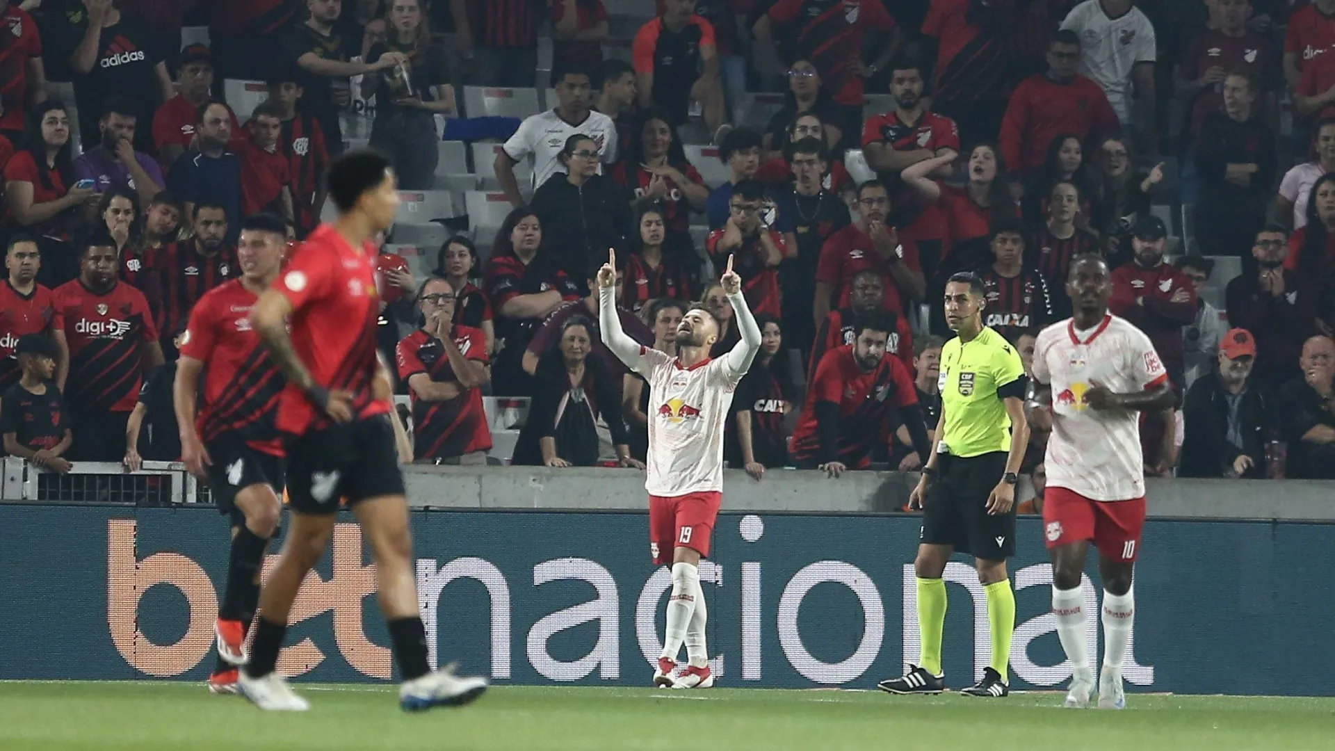 RB Bragantino surpreende Athletico-PR, e drama do rebaixamento segue até domingo