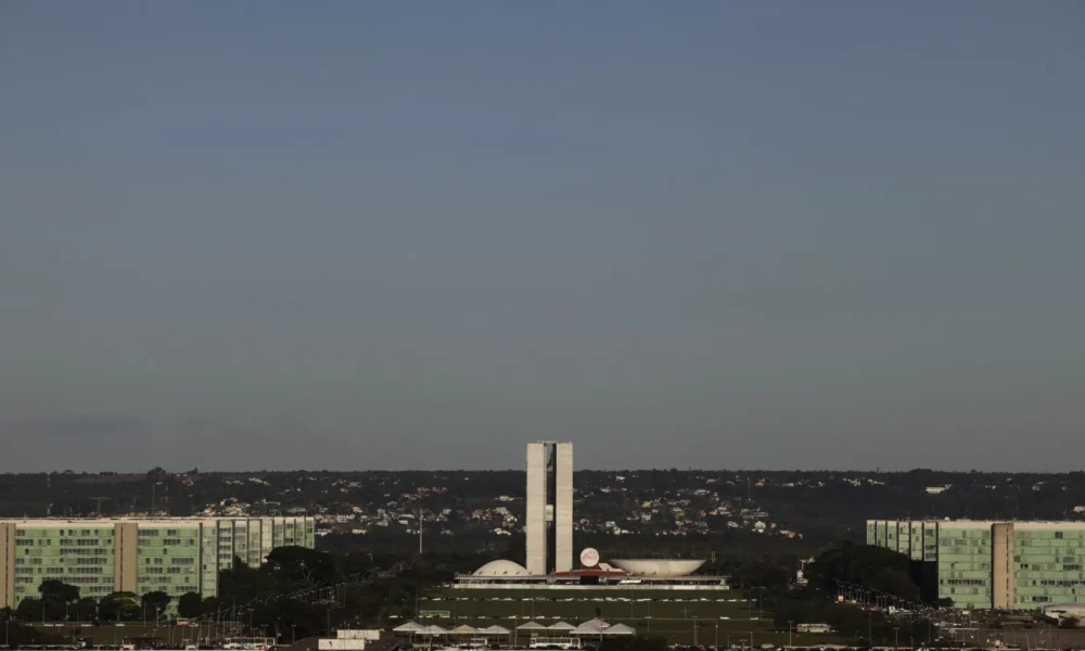 tagreuters.com2024binary_LYNXMPEK7J0LQ-FILEDIMAGE Esplanada dos Ministérios em Brasília • 07/04/2020 - Reuters/Ricardo Moraes