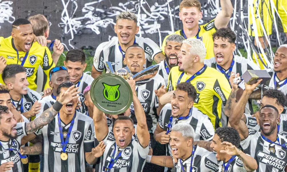 titulo_botafogo_brasileirao-e1733695186235 Botafogo levanta troféu do Brasileirão • Foto: MAGA JR/AGÊNCIA F8/ESTADÃO CONTEÚDO
