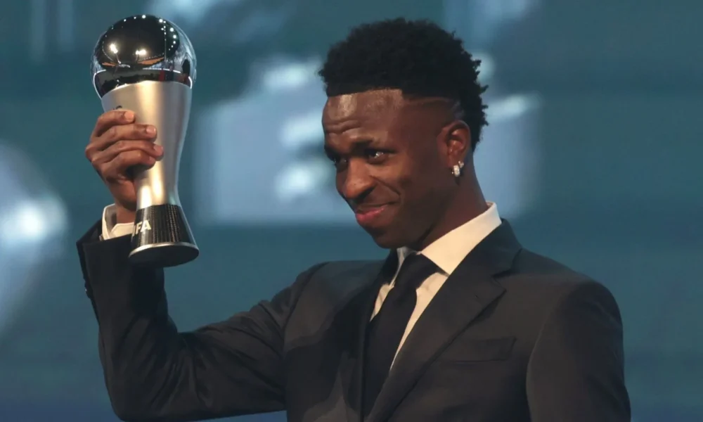 vini_trofeu_the_best-e1734463831866 Vini Jr. com o prêmio de melhor do mundo da FIFA • Divulgação/FIFA