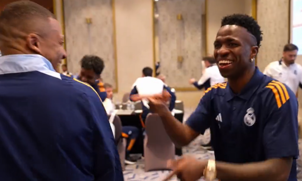 vinicius-junior-discurso-real-madrid-the-best-e1734619310491 Vinicius Júnior e Mbappé durante jantar do Real Madrid na véspera da final contra o Pachuca • Reprodução