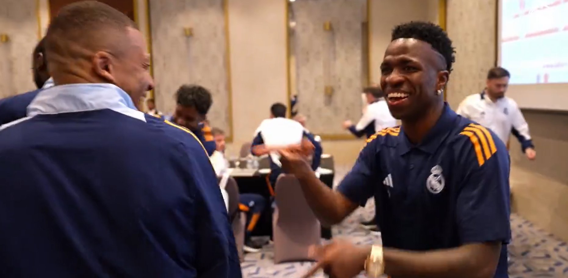 Veja o discurso de Vini Jr para elenco do Real Madrid após levar prêmio The Best