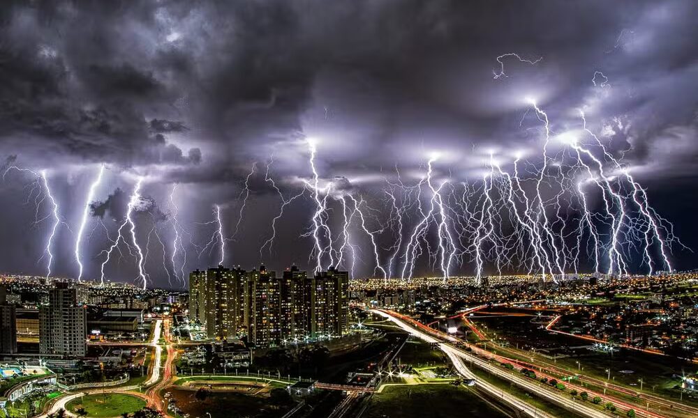 Sequência de raios foi registrada pelo fotógrafo Leo Caldas em Águas Claras, no DF — Foto: Leo Caldas/Reprodução @fotografiaeastronomia