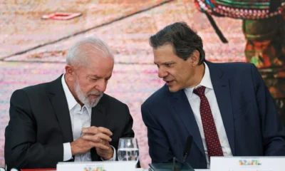 0d9a5974_0 O presidente Luiz Inácio Lula da Silva (e) e o ministro da Fazenda, Fernando Haddad (d), durante anúncio de medidas (Foto: José Cruz/Agência Brasil)