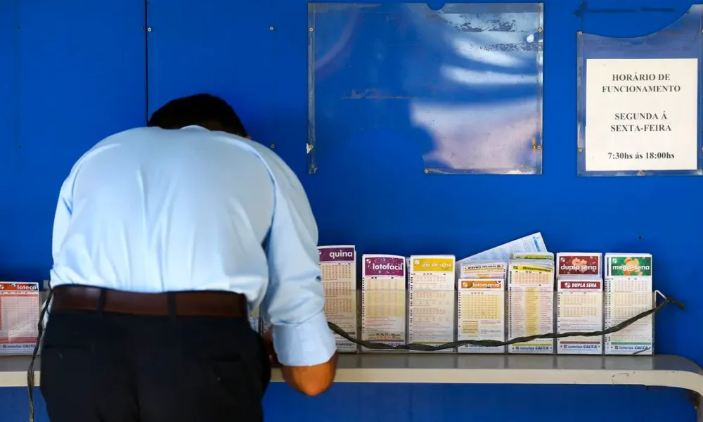 Apostadores fazem filas em casas lotéricas de Brasília. (Foto: Marcelo Camargo/Agência Brasil)